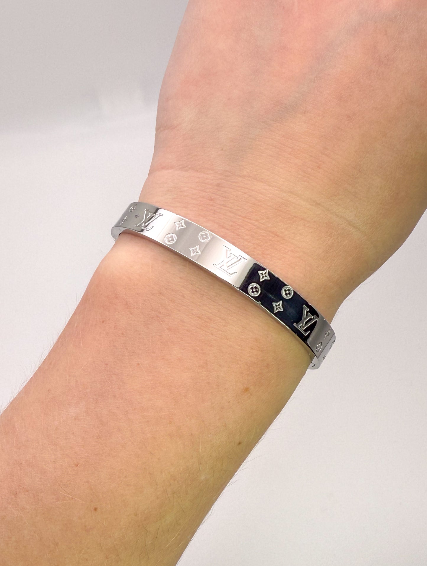 High Quality LV Designer Silver Stainless Steel Bangle Bracelet with Designer Stamp