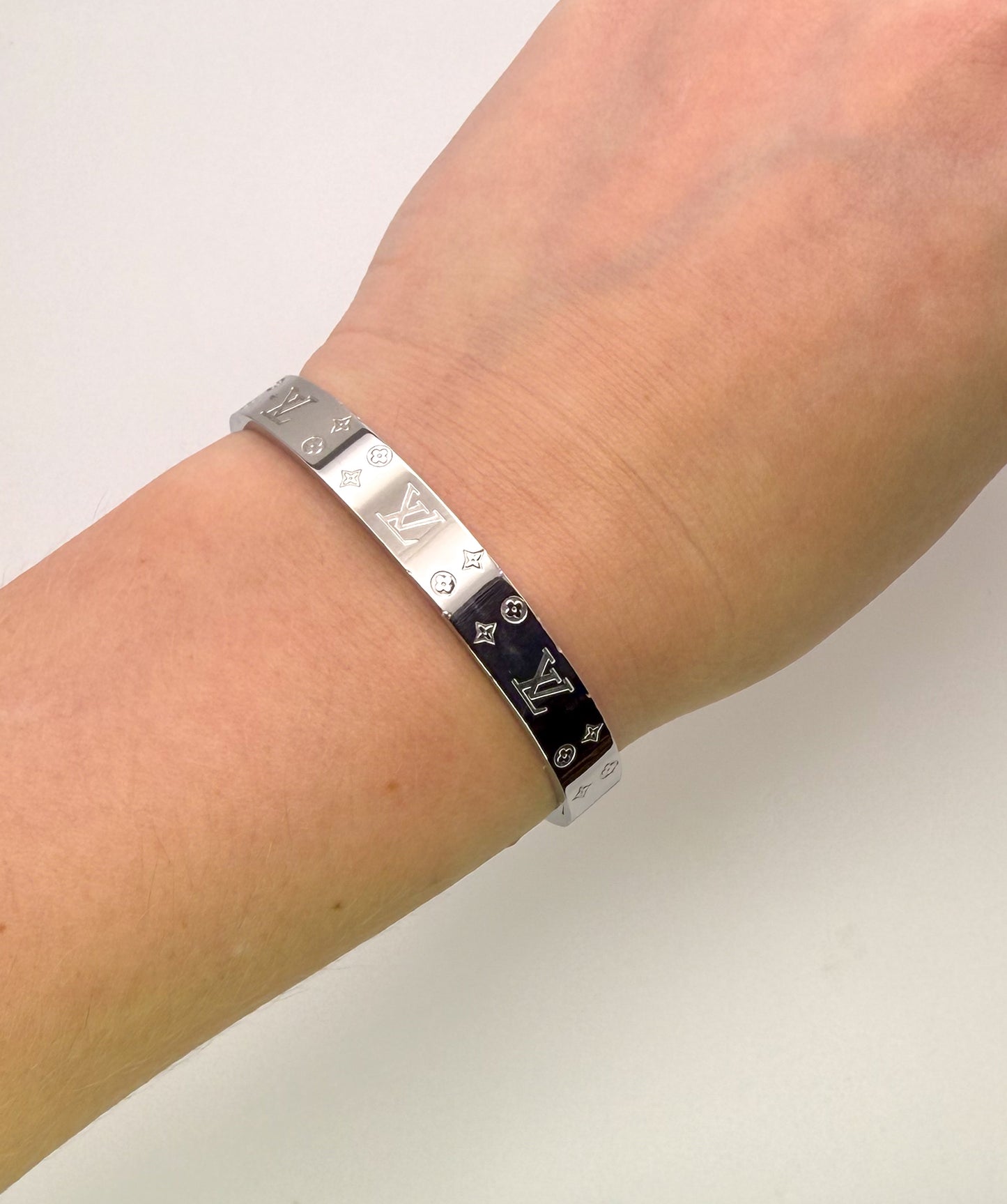 High Quality LV Designer Silver Stainless Steel Bangle Bracelet with Designer Stamp