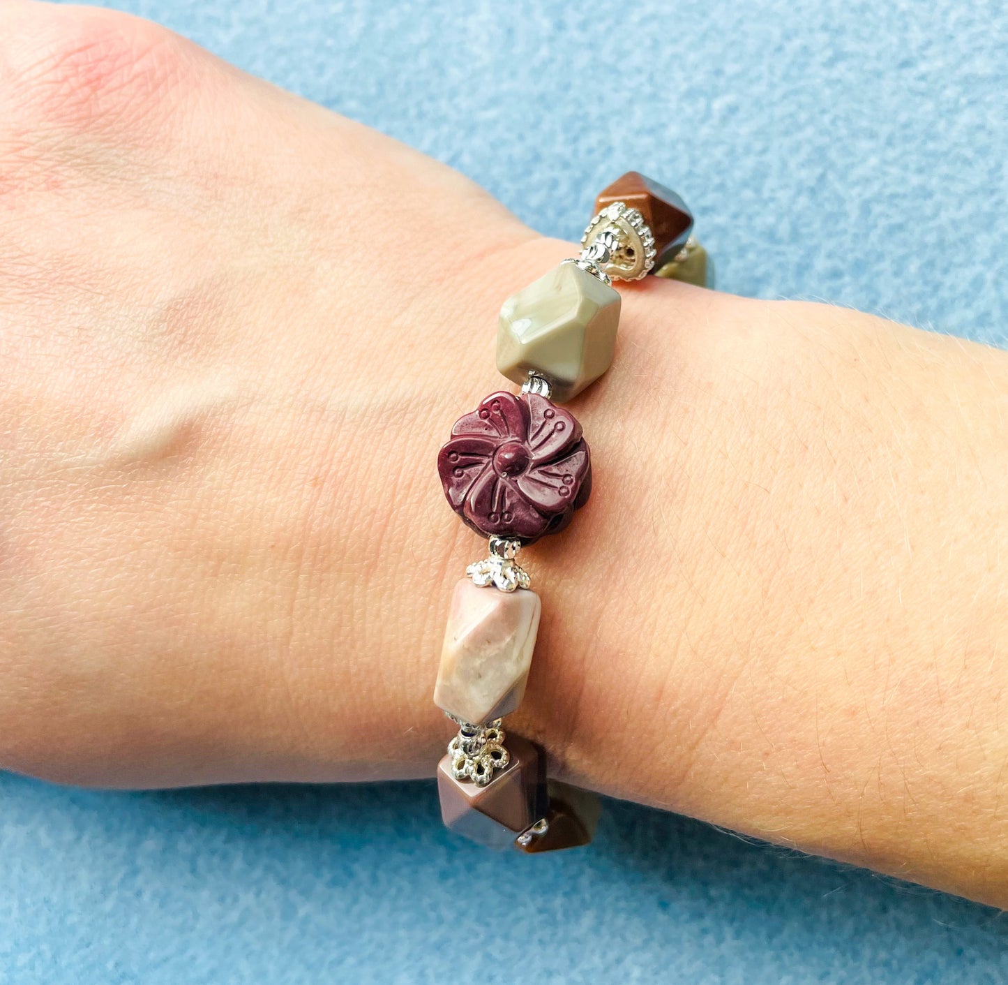 Natural Alashan Agate Crystal Bracelet with Alashan Flower Craving Bead