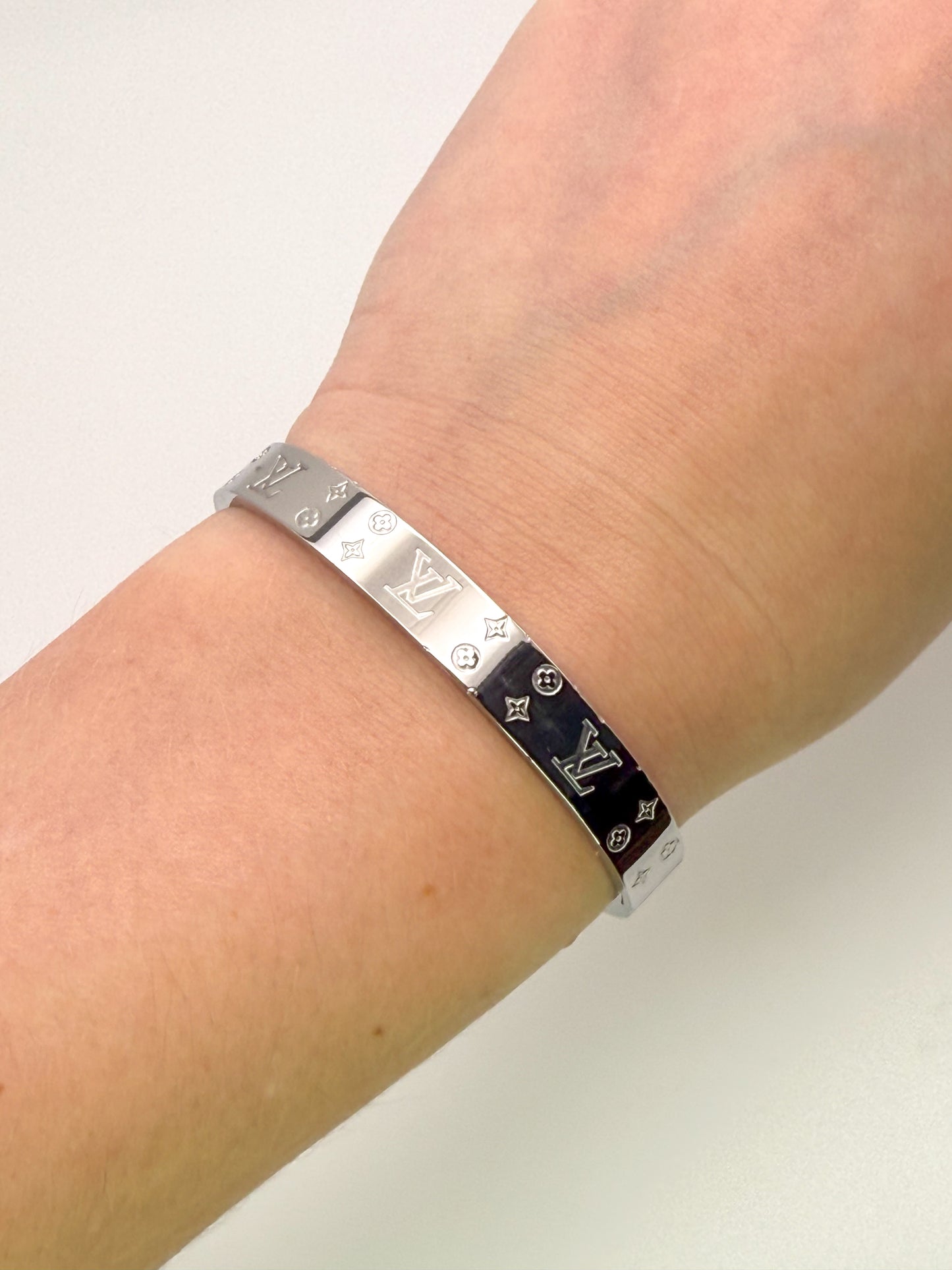 High Quality LV Designer Silver Stainless Steel Bangle Bracelet with Designer Stamp